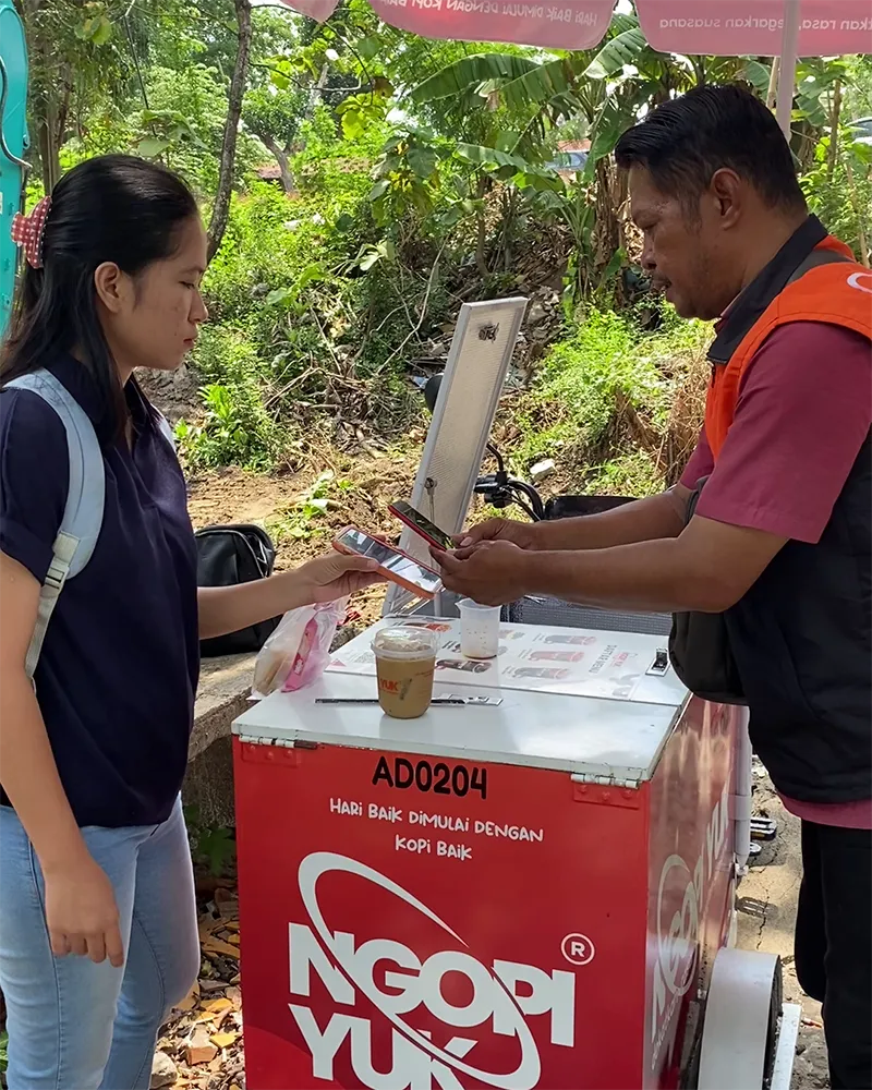pelanggan pertama di unit kopi keliling pelanggan pertama di unit kopi keliling